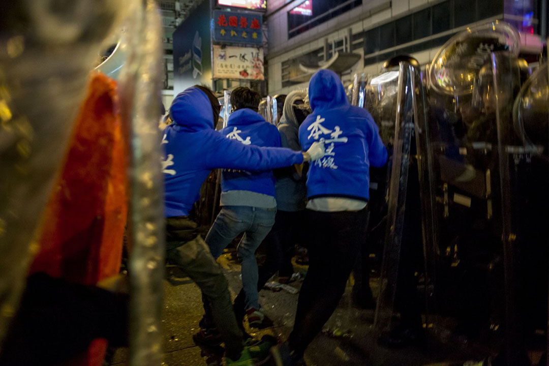 2016年2月9日凌晨，旺角，数名穿着「本土民主前线」外套的人士在旺角与防暴警发生冲突。摄：卢翊铭/端传媒