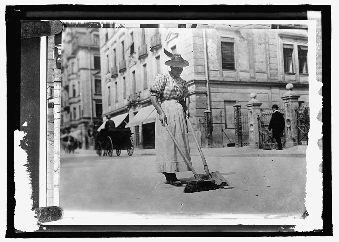 1909至20年間,德國,一名女清道夫在街上工作。攝:National Photo Company Collection/Library of Congress/Handout via Reuters