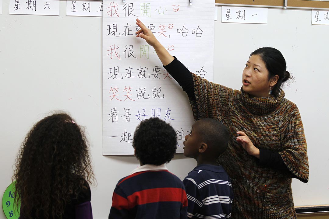 一名老师在教授中文。摄: Lucy Nicholson/Reuters/达志影像