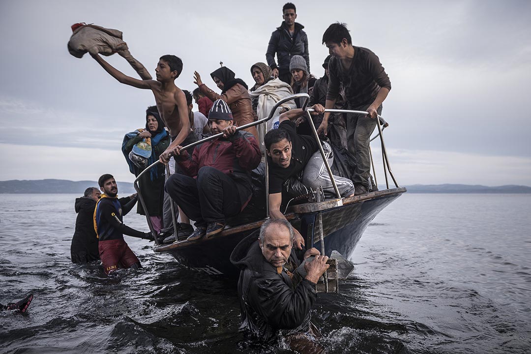 2016年11月16日,希臘,難民乘坐船隻在Lesbos登陸。攝:Sergey Ponomarev/The New York Times