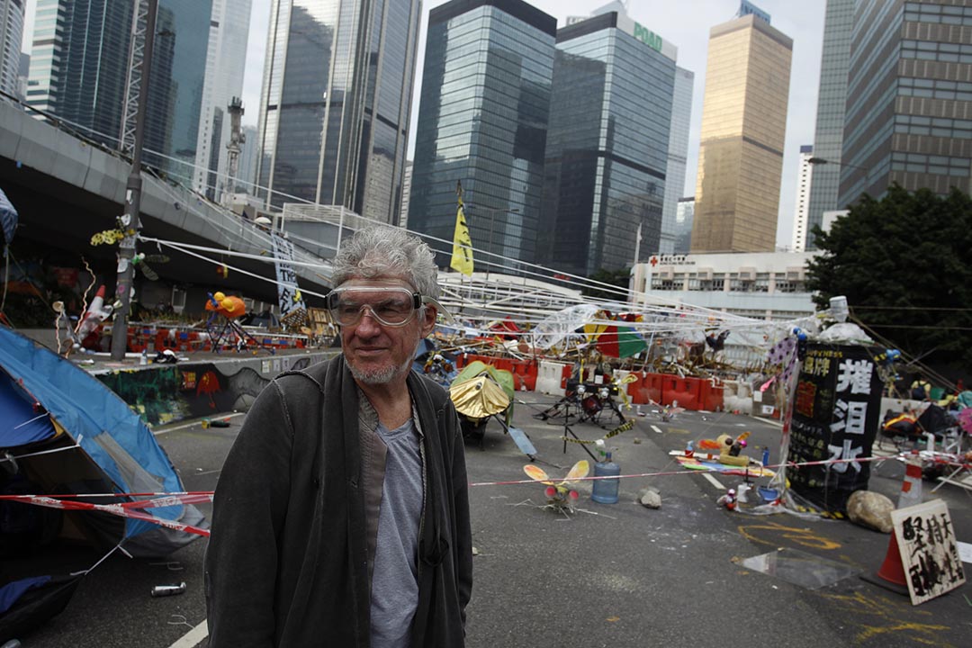 杜可風在雨傘運動的金鐘佔領區。攝 : Liau Chung-ren/REUTERS