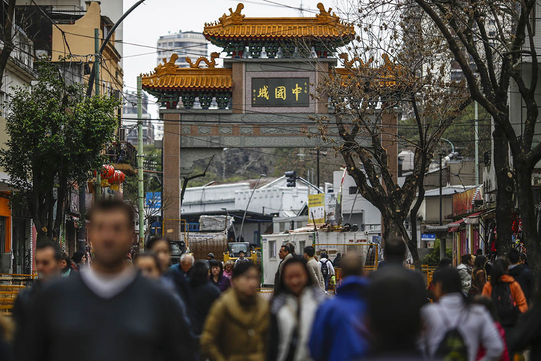 聚居区最早由台湾移民聚居而成，叫台湾街。陆人来了，盖了中国城的牌楼。摄：Anibal Greco/端传媒