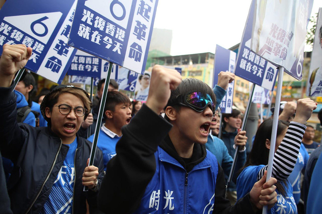 2016年2月28日，本土民主前線支持者身穿藍色衛衣，戴着眼罩，在上水區為梁天琦拉票。攝：羅國輝/端傳媒