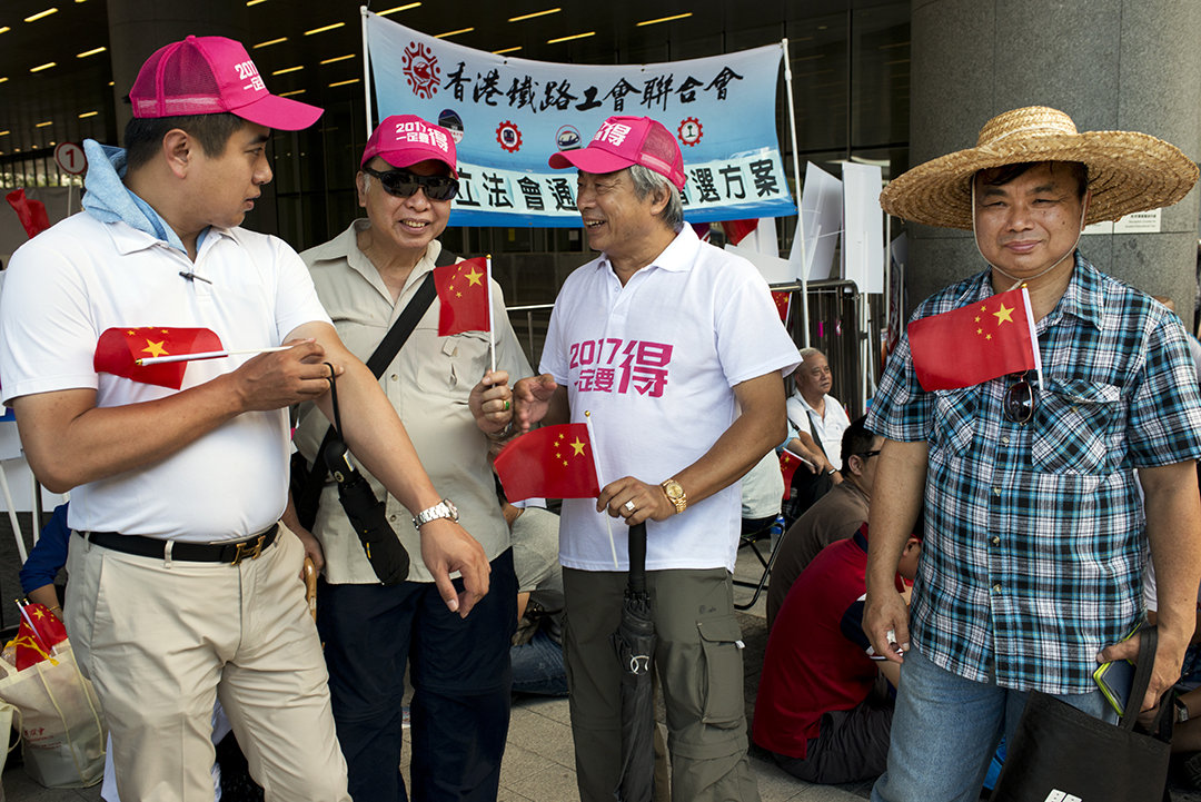 支持政改人士戴着印有口号的帽子参加集会。摄:Eric Rechsteiner-Panos/端传媒