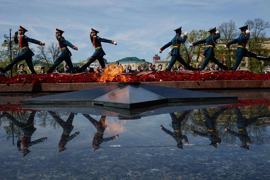 普京与习近平一同出席俄罗斯卫国战争70周年纪念活动。摄 : Host photo agency / RIA Novosti via Getty Images