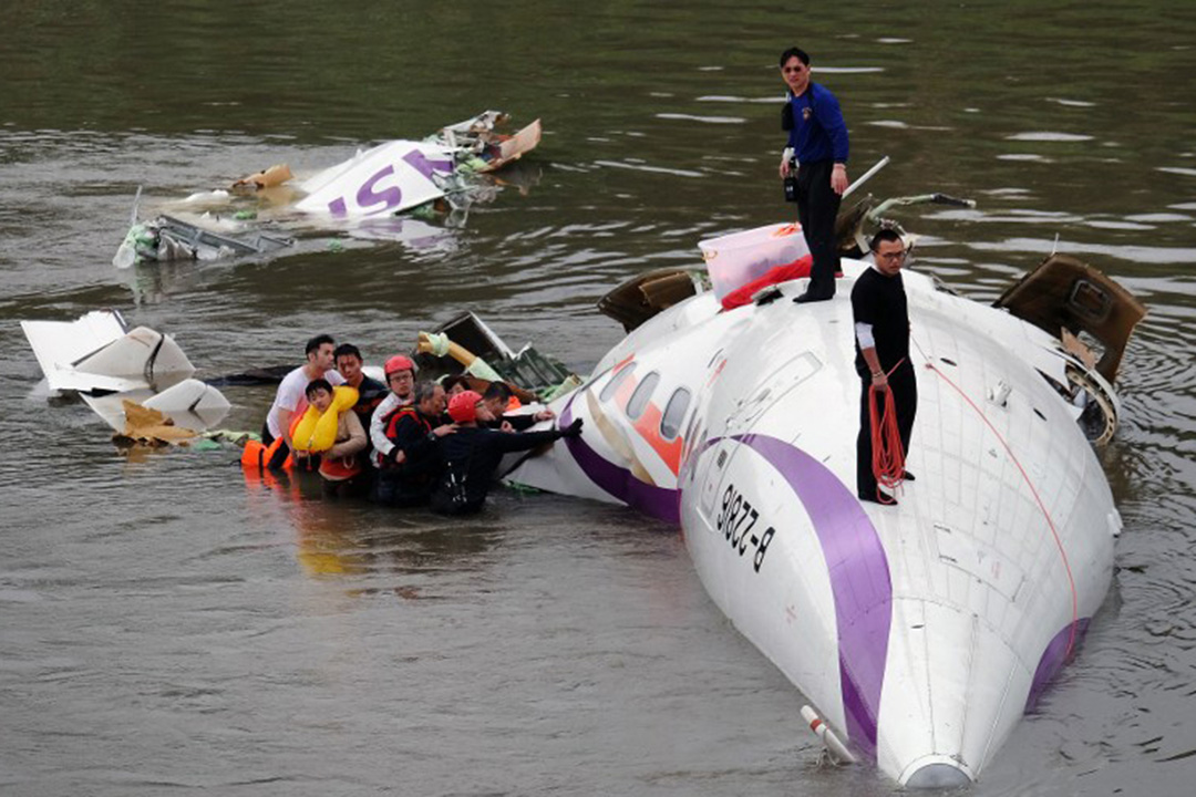 2015年2月4日，台北，復興航空客機於台北市區基隆河墜毀後救援人員趕到現場，生還者等待送院救治。攝：Sam Yeh/AFP