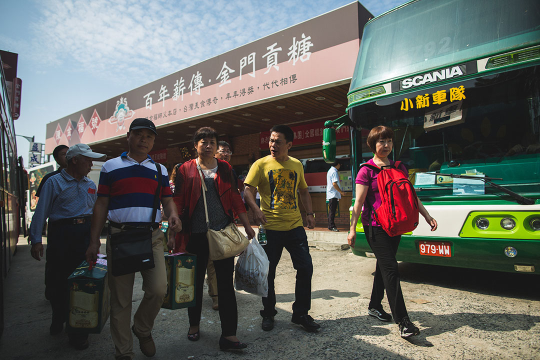 中国旅客在金门名产店购物。摄：王嘉豪/端传媒