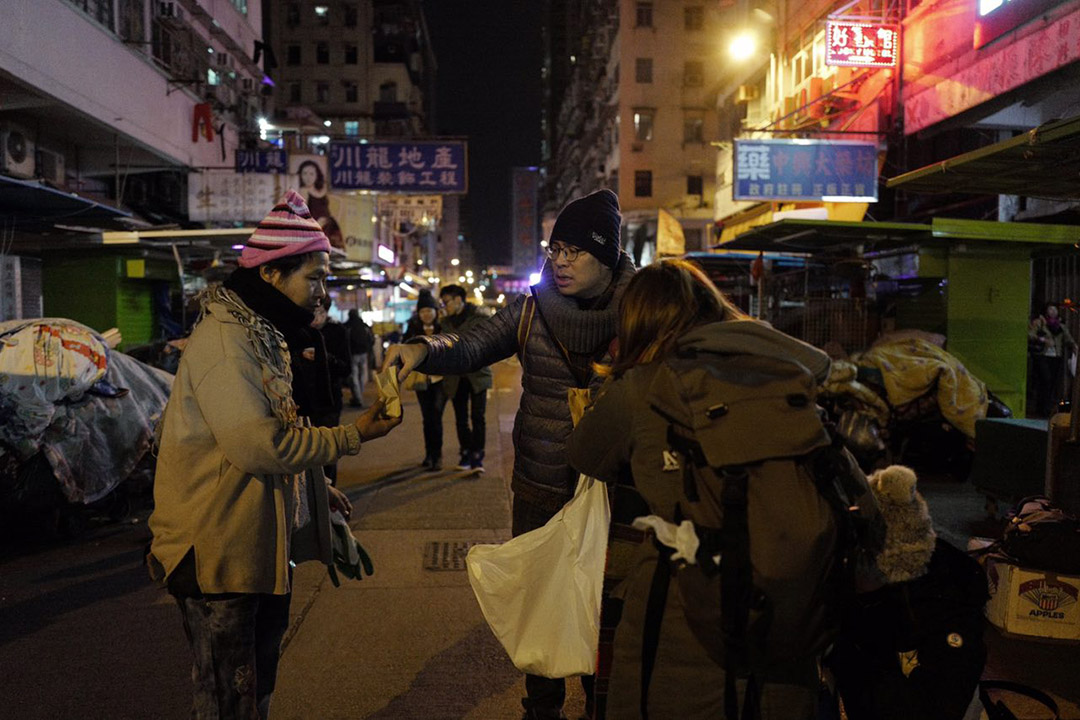 2016年1月24日，香港，義工在深水埗派發熱茶葉蛋予街坊。攝：Anthony Kwan/端傳媒