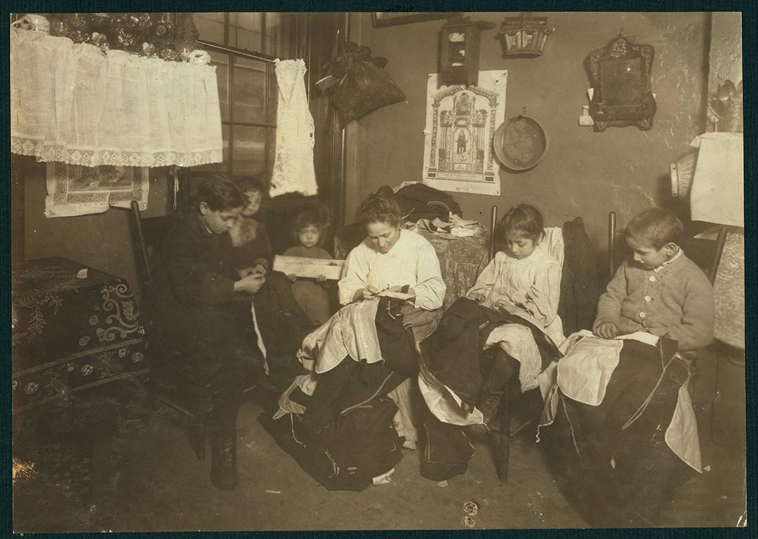 美國紐約,一家家族式製衣工場,各家庭成員在工作。攝:National Child Labor Committee Collection/Library of Congress/Handout via Reuters