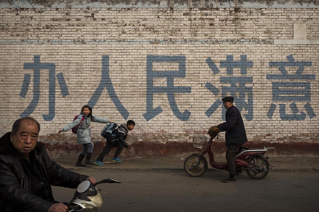 2014年11月21 日，河北，学生在上课途中互相嬉戏。摄：Kevin Frayer/GETTY