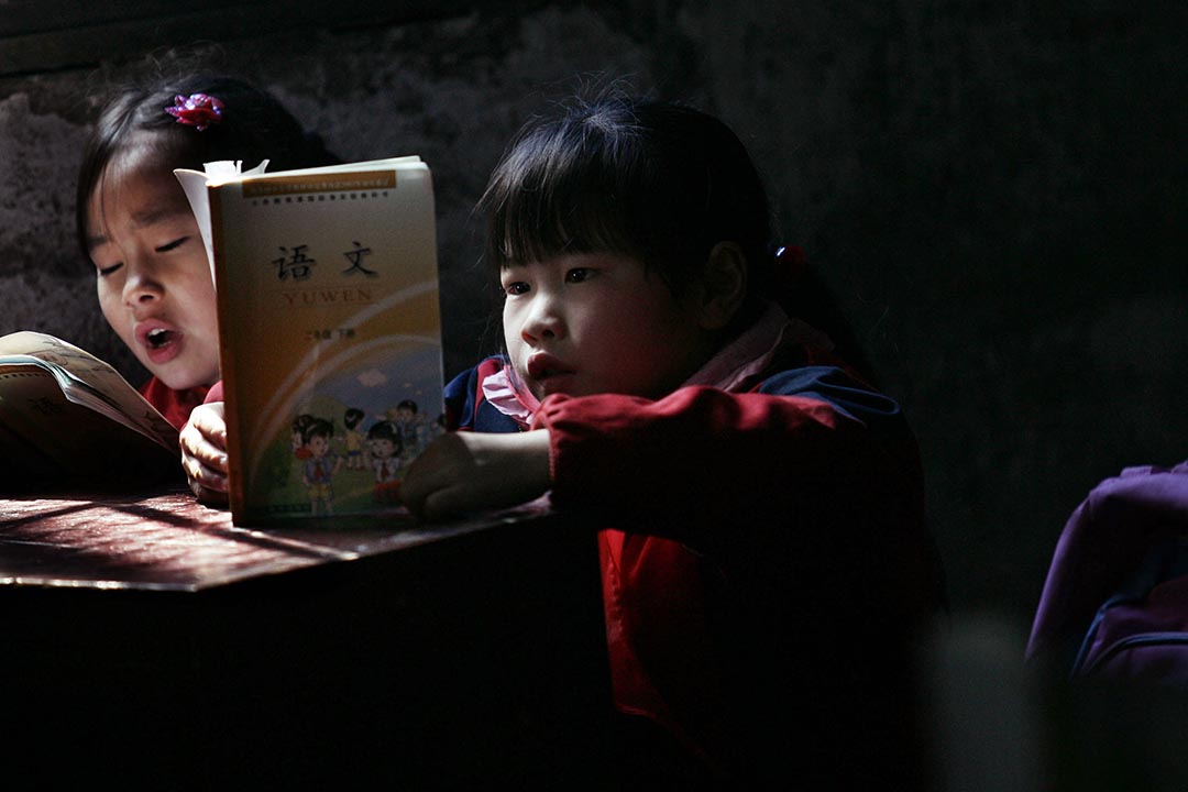 中国湖北省武汉一间小学，学生在课室上念书。摄：China Photos/Getty