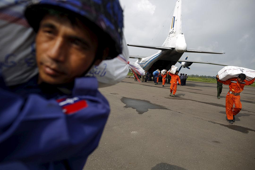 救護部隊在緬甸機場搬運物資。摄: Soe Zeya Tun /REUTERS