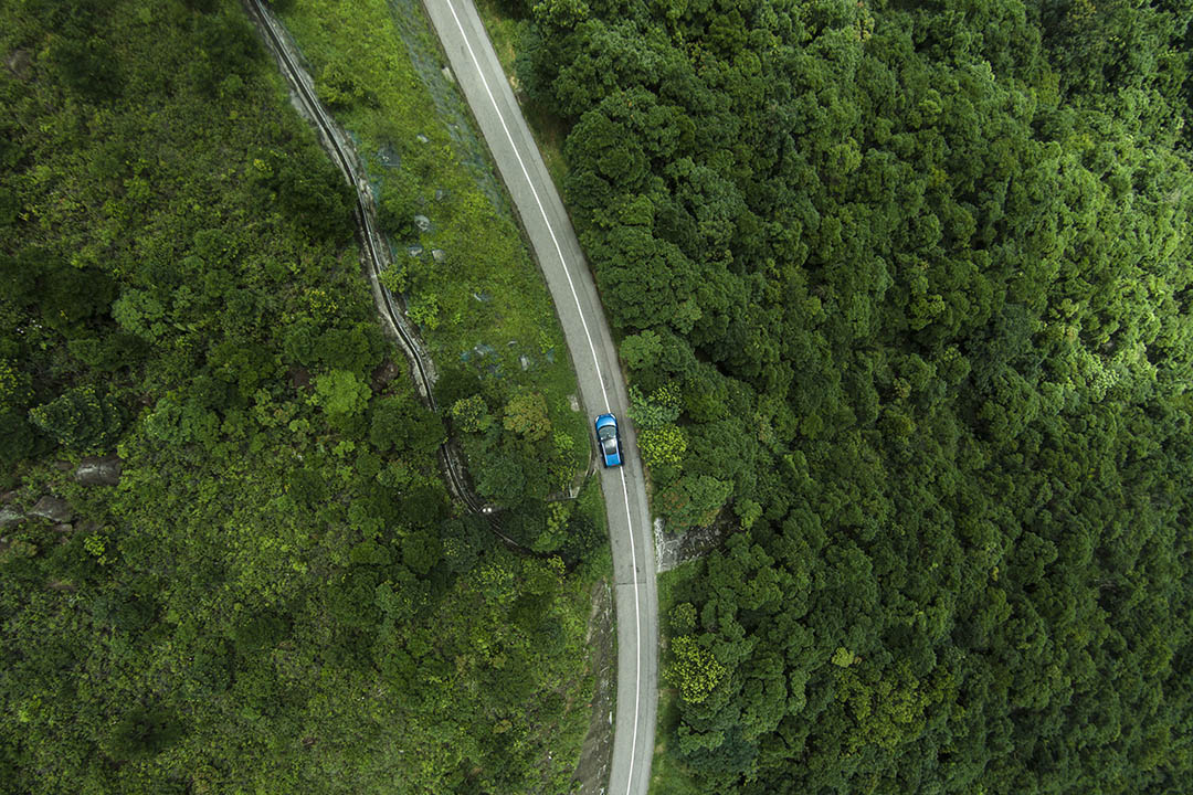 圖為香港新界，由高空拍攝的高山及公路。攝：林亦非/端傳媒