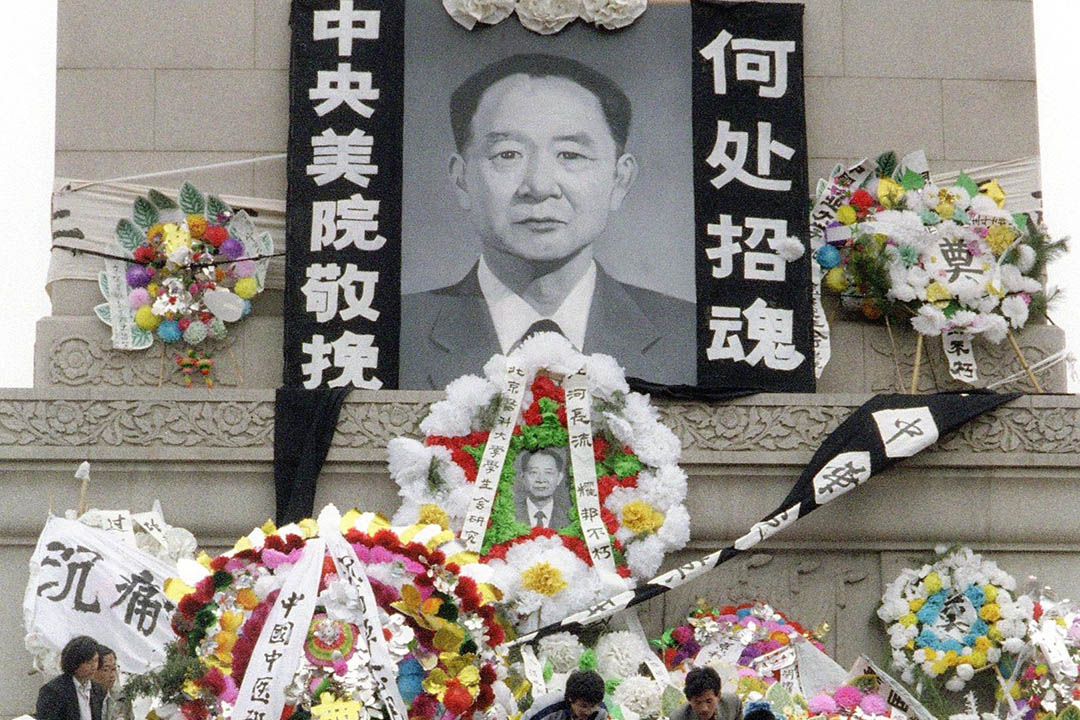 1989年4月19日，北京，学生在天安门广场人民英雄纪念碑向已故中共总书记胡耀邦献花。