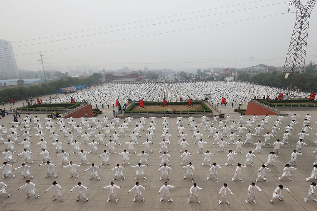 2015年10月18日，河南，焦作市召集世界各地其他50个城市一同集体耍太极，盼能召集全球100万人一同耍太极，挑战健力氏世界纪录 。摄：CFP/GETTY