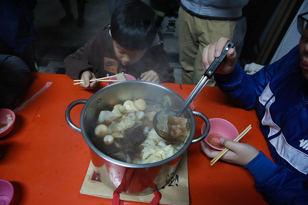 2016年2月7日，台南，灾民在年廿九晚吃简单的年夜饭。摄：徐翌全/端传媒