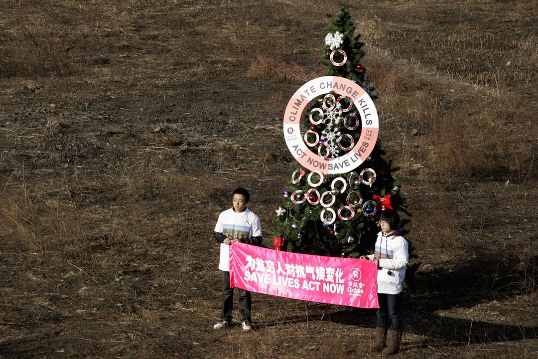 2009年12月12日，香港樂施會的義工在北京郊區一處已乾凅的河床樹立聖誕樹，呼籲中國政府關注氣候變化帶來的問題。