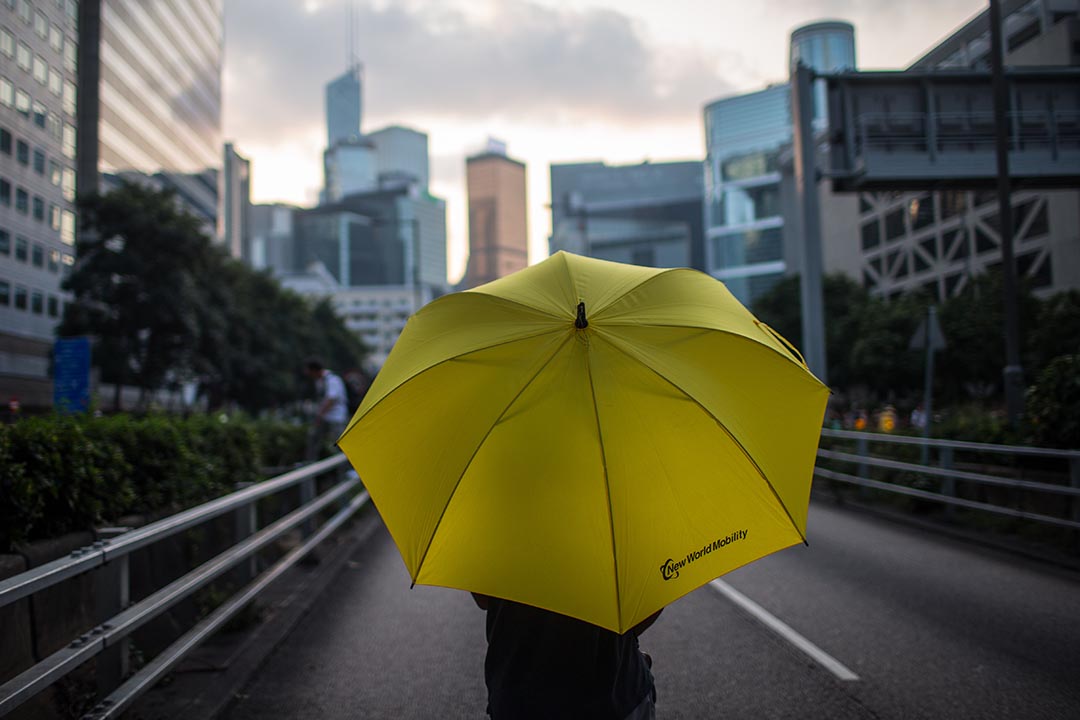 让雨伞抚慰心灵，在撑起与收下雨伞之间，让眼泪流下，然后拭去，然后彳亍前行。摄：Chris McGrath/Getty 