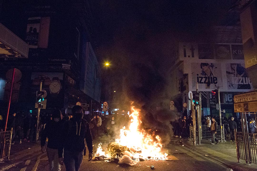 2016年2月9日凌晨，香港旺角，示威者与警方发生冲突，期间有示威者在街上焚烧杂物。