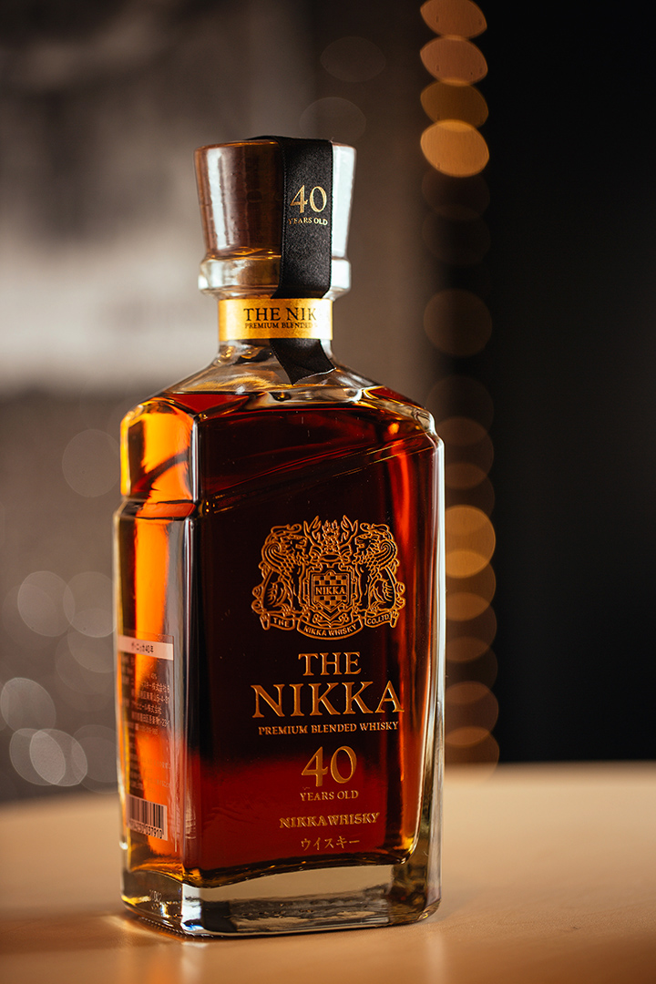 The Nikka 40 年 - 为纪念 Nikka 创立八十周年及竹鹤政孝先生寿辰一百二十周年，于 2014 年 Nikka 特别推出了 The Nikka 40 年礼盒包装。这支威士忌调配了余市 1945 及宫城峡 1969 蒸馏贮藏超过四十年的原酒，为 Nikka 开厂以来最高年份的顶级威士忌，限量一千瓶，极为珍贵。摄 : 王嘉豪/端传媒