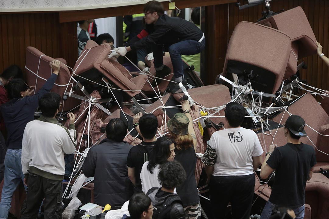 台灣反服貿協議學生衝進立法院,用椅子堵塞各個出入口。攝:Ashley Pon/Getty