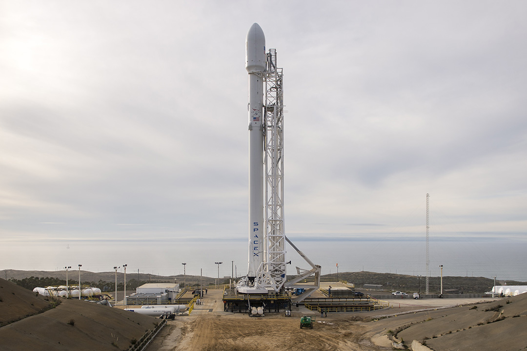 2016年1月16日，美国范登堡空军基地，图为SpaceX集 团研发的Falcon 9火箭。 摄：Bill Ingalls/NASA via GETTY