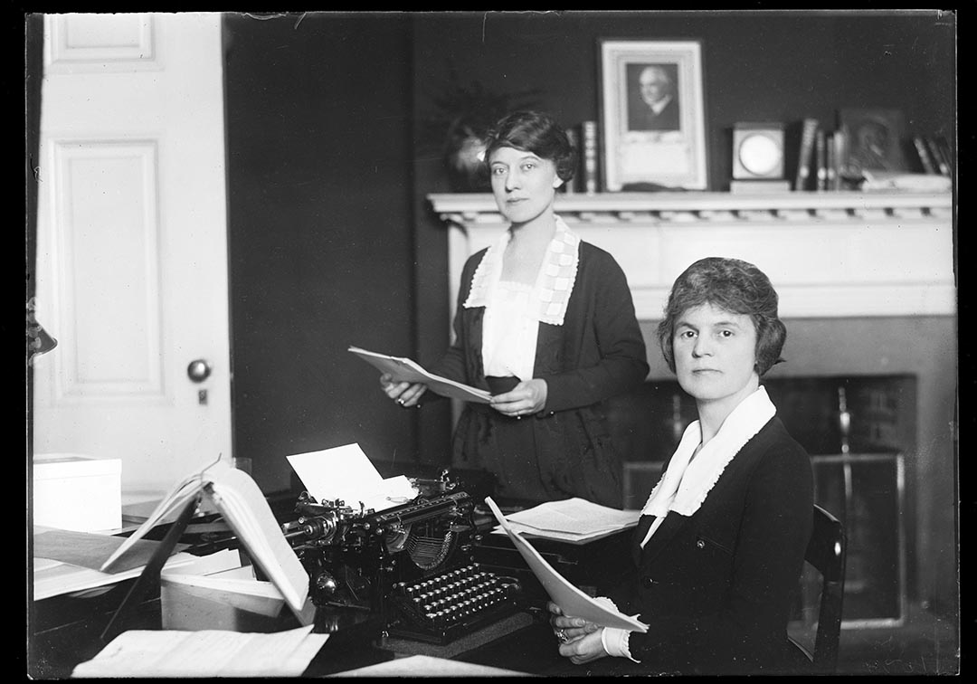 1921至1923年,兩名女士在掛有美國總統哈定肖像的辦公室工作。攝:Harris & Ewing/Library of Congress/Handout via Reuters