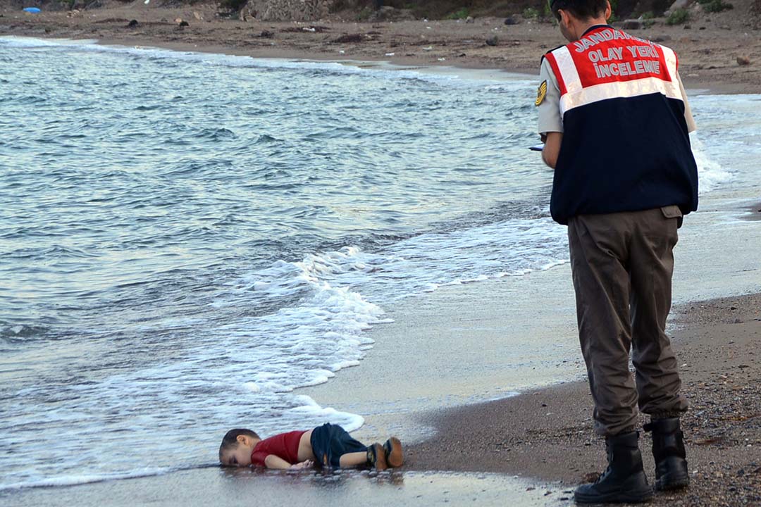 2015年9月2日,三歲難民Aylan Kurdi與其他11名敘利亞難民乘坐偷渡船前往土耳其時遇難,被發現伏屍沙灘上。AP