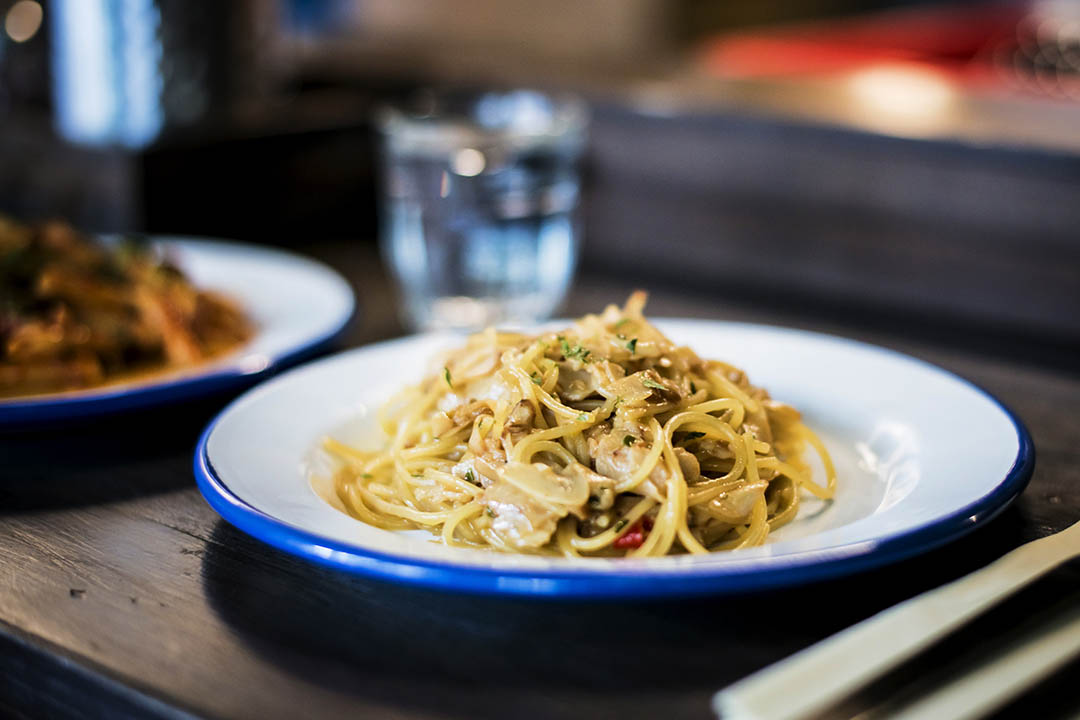 Aglio Olio $120，经典的蒜片炒意粉，意大利家庭最爱。这个却是小朋友版，点菜时说明不下辣椒，厨师就只用大量蒜片、橄榄油来炒，又香又好味。摄：Keith Tsuji/端传媒