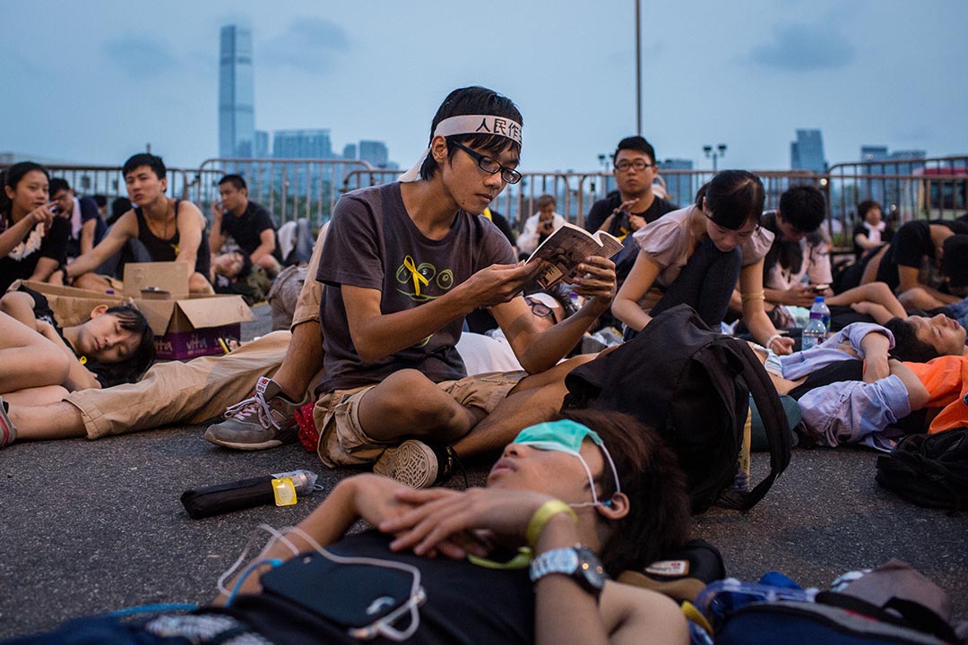 雨伞运动期间，示威者占领特首办外的行车路。
摄 : Chris McGrath/GETTY