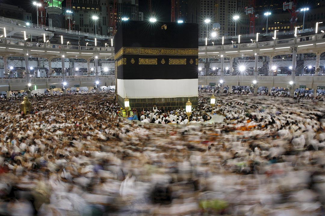 穆斯林在大清真寺內朝聖祈禱。攝 : Ahmad Masood/REUTERS