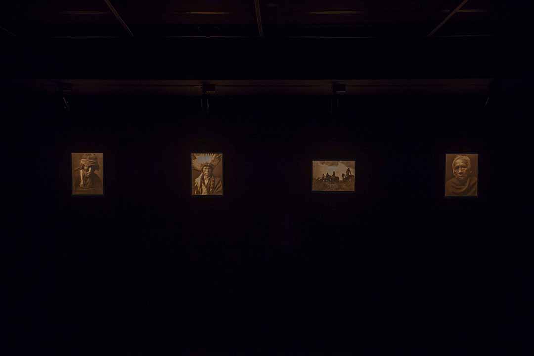 The Empty Gallery 正在展出美国摄影师爱德华·柯蒂斯（Edward S. Curtis）的摄影展图片由 The Empty Gallery 提供 