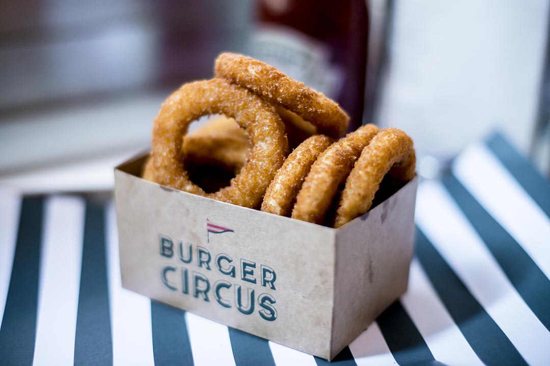 Onion Rings $38，洋葱圈炸得不油不焦，用手拈起也不会满手油。炸浆香脆丶洋葱鲜甜，细路哥永恒最爱。摄：Keith Tsuji/端传媒