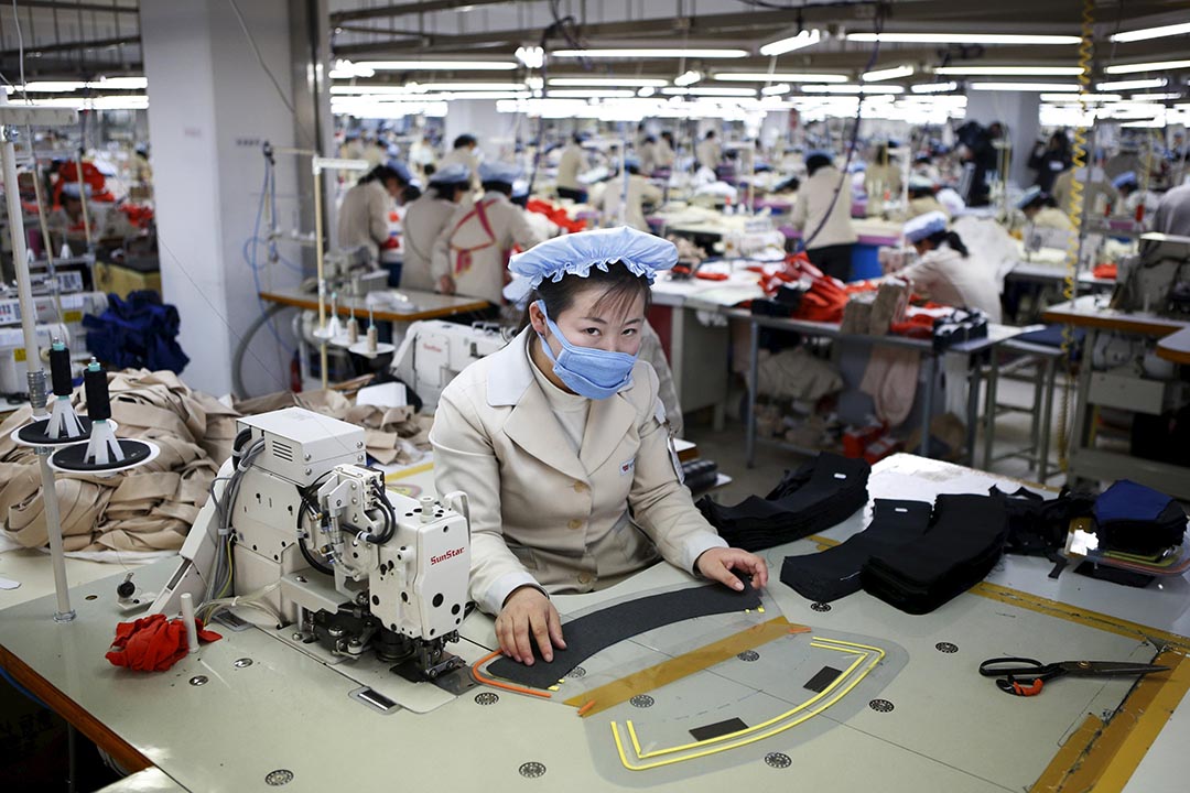 開城工業園區一間工廠一名女工在工作。攝：Kim Hong-Ji/REUTERS