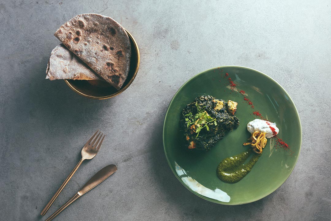 用本地菠菜造成印度传统食品 Palak Paneer ， Peggy 特别吩咐大厨不要参照传统方法将菠菜碾碎，令食客可以咀嚼到本地菠菜的新鲜质感。摄：王嘉豪/端传媒