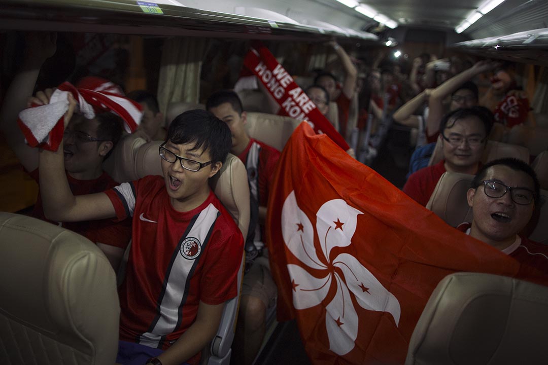 香港球迷赛后乘旅游巴离开，众人激动。摄 : 叶家豪/端传媒