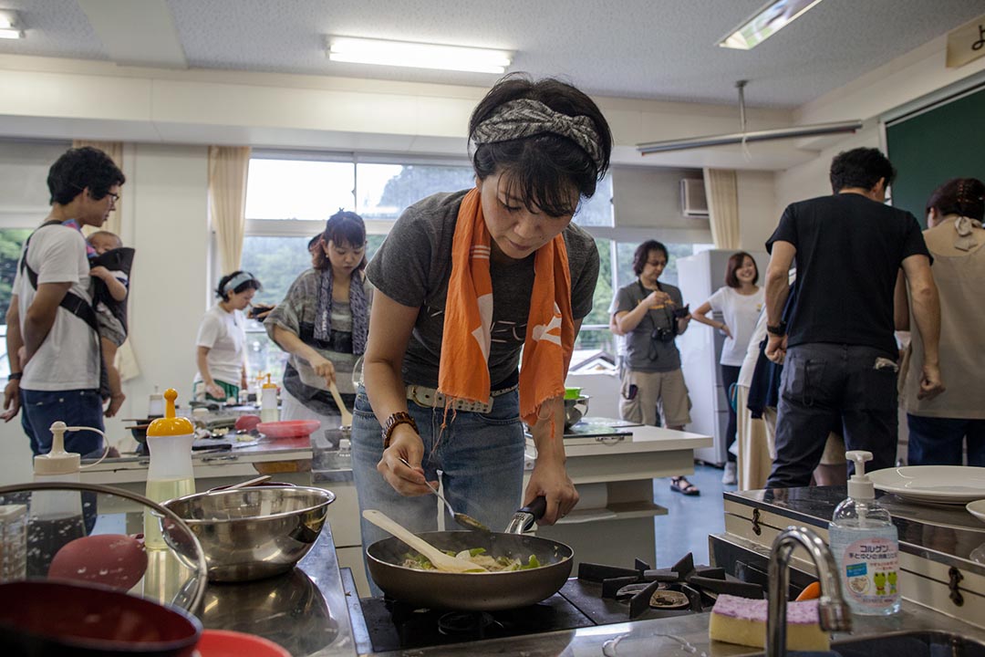 2015年8月23日日本十日町市工作人员在越后妻有大地艺术展中的香港烹调工作坊内煮食。摄: Nicole Tung /端传媒