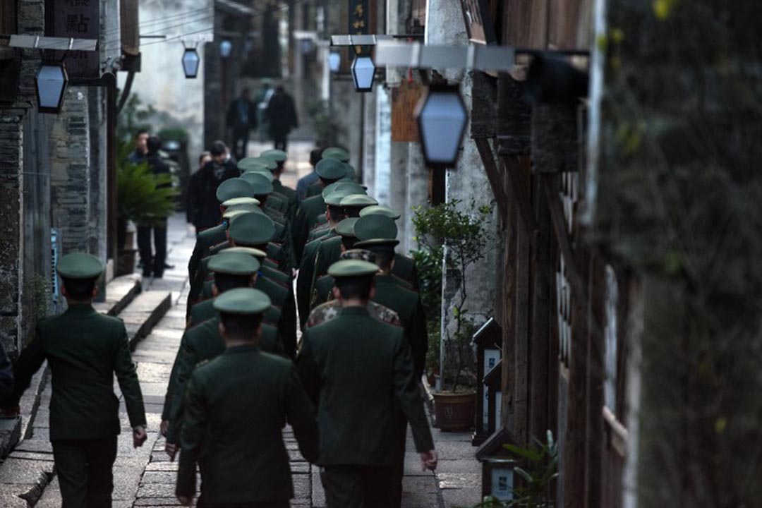 军警在会场区域巡逻。摄：JOHANNES EISELE / AFP