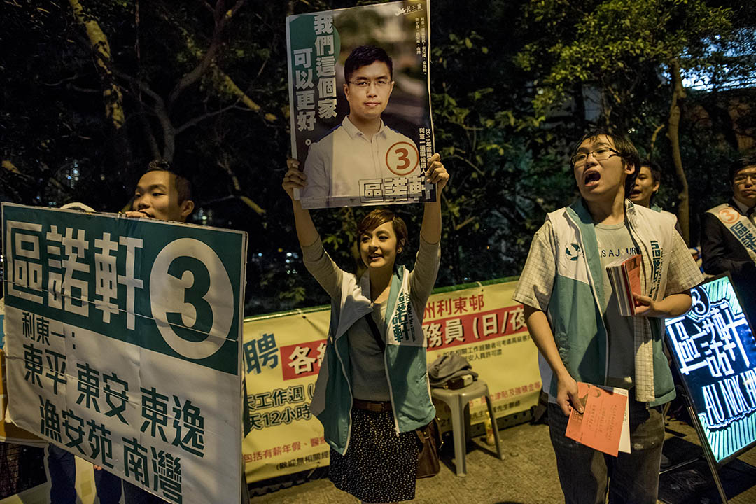 民主 党参 选人区诺轩获「社福界民主女神」碧华依支持。摄 ：Anthony Kwan/端传媒