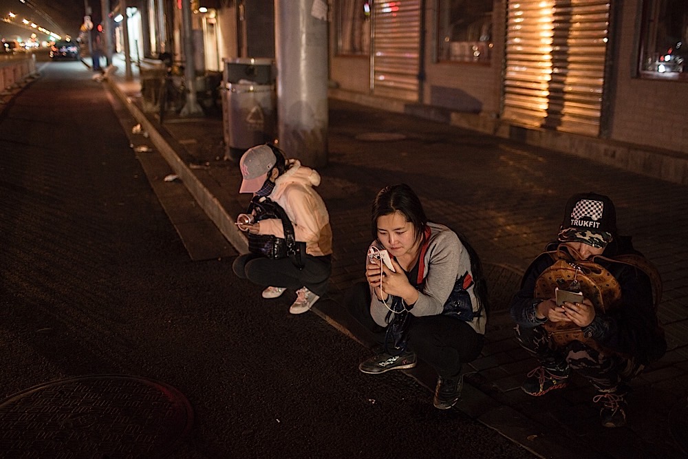 圓圓、小坤和怡麗在北京的街頭，她們三人是國內最早聯合在一起維權的受害者。攝: 馮海泳