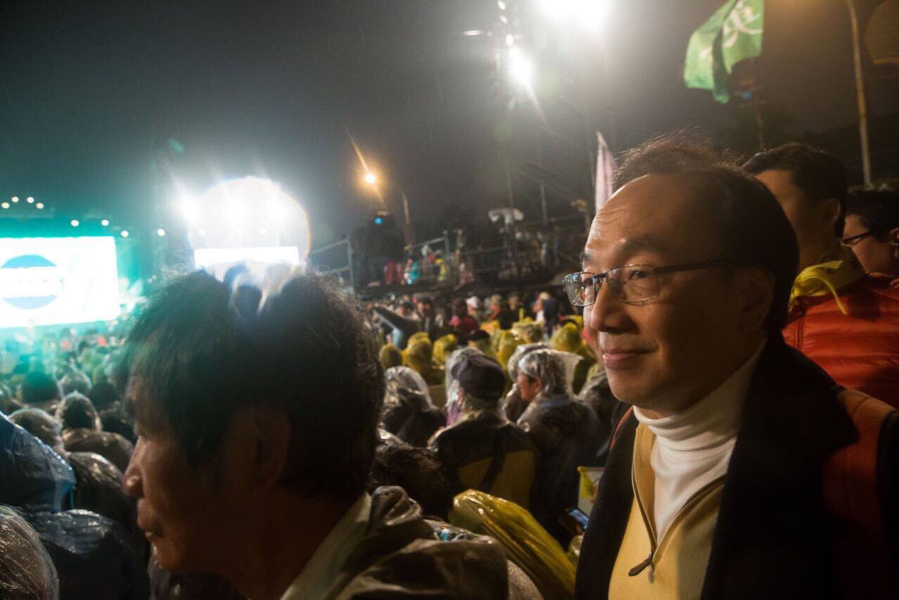 2016年1月15日，台北，公民党梁家杰在凯达格兰大道参与蔡英文的造势晚会。摄:Billy H.C. Kwok/端传媒  