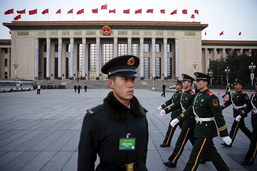 2016年3月5日,中國北京,解放軍士兵在人民大會堂前走過。攝：Damir Sagolj/REUTERS