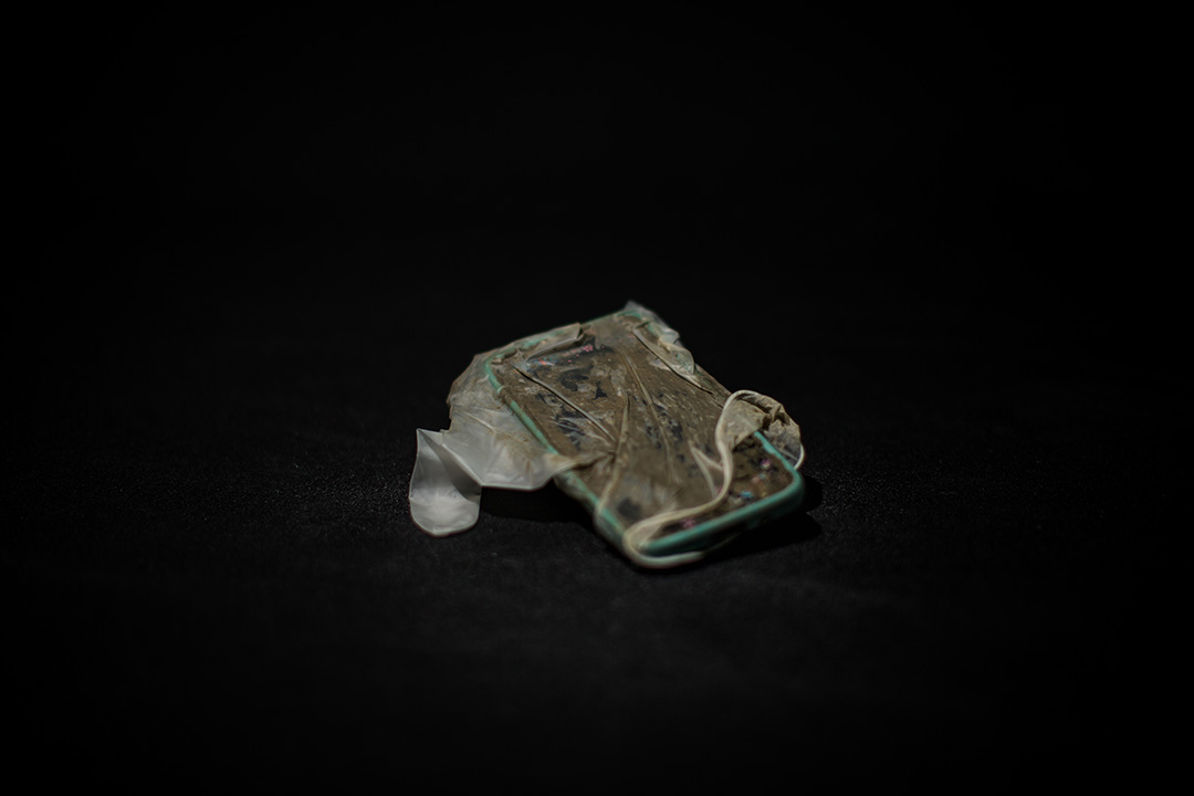 於臺南市永康區維冠金龍大樓倒塌事故現場，被搜救隊找獲的一部手機，找獲時間為2月11日下午15時02分。攝：Billy H.C. Kwok/端傳媒