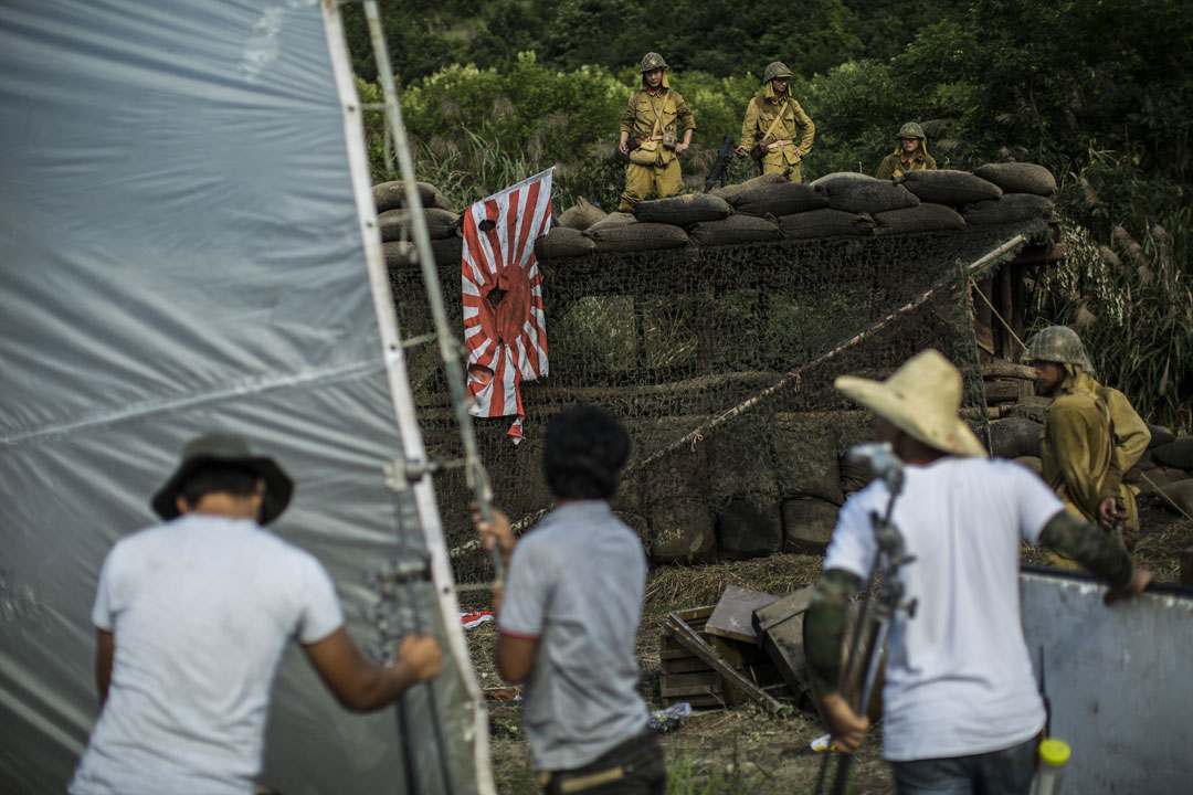 《共赴国难》剧组在横店影视城一处以革命战争作背景的山头拍摄日军被国军攻打的戏份。摄: 林亦非/端传媒 