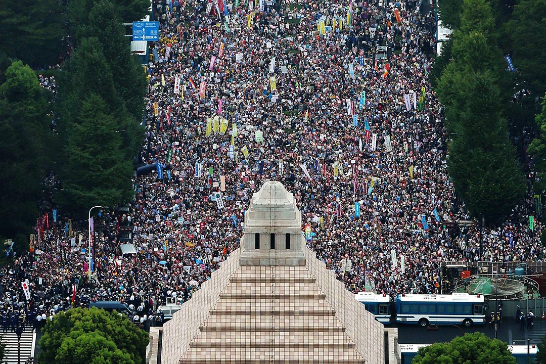 日本各地民众参加”全国百万人大行动”，在国会大楼前的要道抗议。摄 : Kyodo/REUTERS