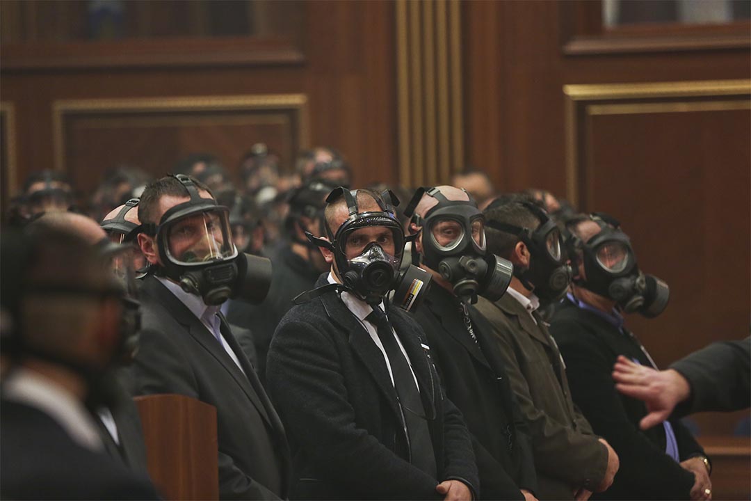 科索沃反對派議員投放催淚彈,干擾議會會議,警察戴着防毒面具站崗。攝:Visar Kryeziu/AP