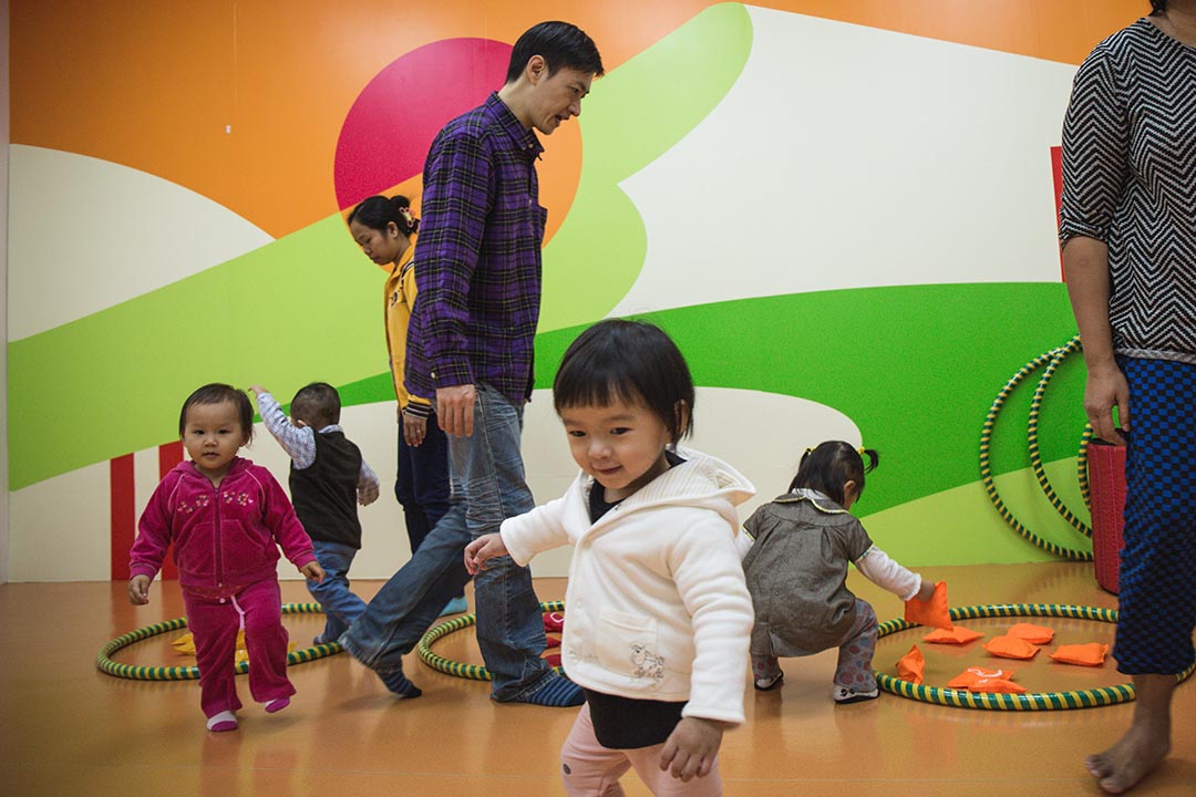 家长与幼儿进行在班上进行小游戏摄 : 王嘉豪/端传媒