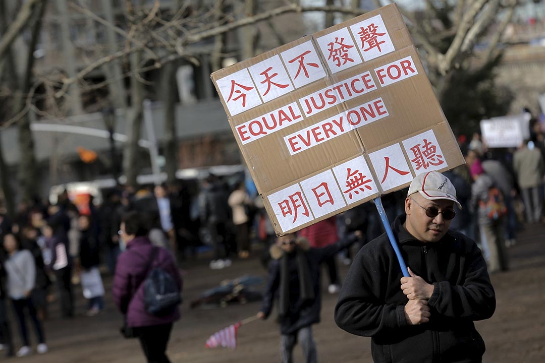 2016年2月20日，美国华人示威声援被法院判定罪名成立的纽约华人警察梁彼得。摄：Brendan McDermid/REUTERS