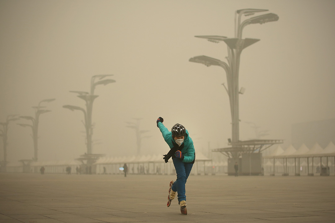 在奥林匹克公园，做运动的市民都戴上口罩。摄:Feng Li/GETTY