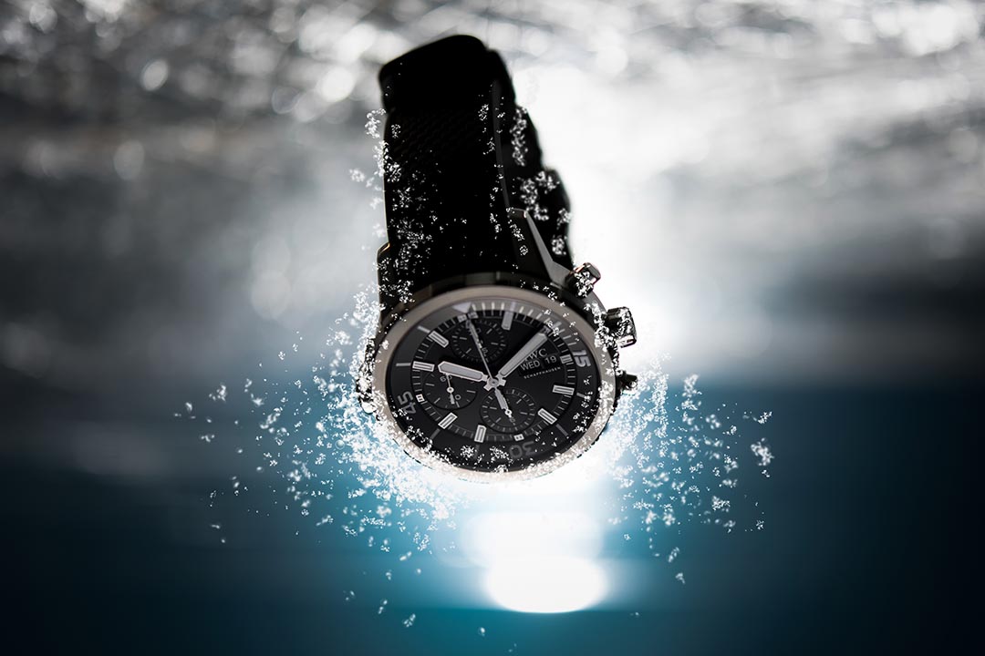 IWC Aquatimer Chronograph Automatic ：潜水员需要的重要功能包括潜水时可以随时读取已消耗的潜水时间，以便轻松推算空气瓶里的储备还能支持多久。为此，标记潜水出发时间的三角标示，也就是所谓的零刻度，被设置成与分针同步，可从同步转动的刻度上读取已经消耗的时间。摄：Lit Ma/端传媒